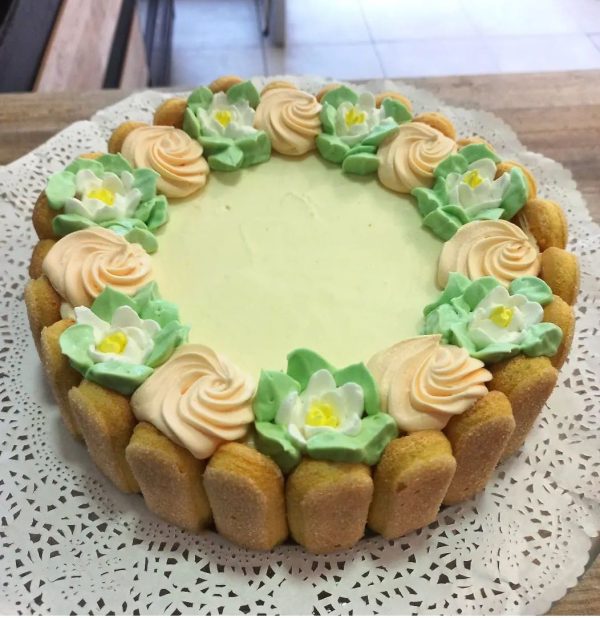 Postre de galletas con suave crema de limón
