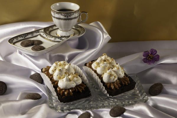 Brownie con manjar y crema chantilly con toques de nuez