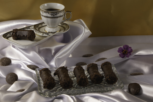 Deliciosos Barquillos crujientes cubiertos de chocolate rellenos de capuchino