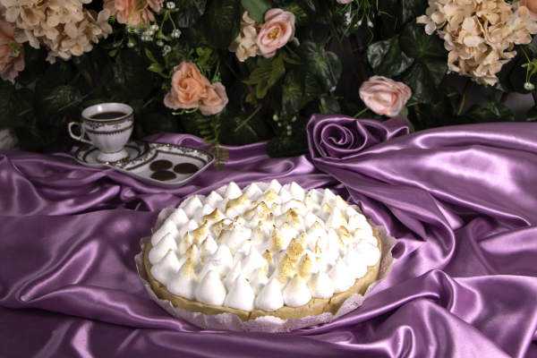 Pie de limón decorado con merengue italiano